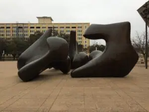 达拉斯市政厅前亨利摩尔的著名雕塑《脊椎》